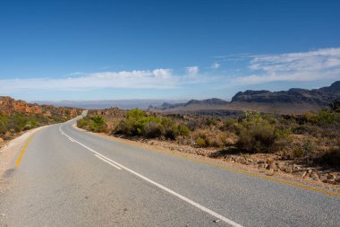 CLANWILLIAM, Güney Afrika, Cederberg, vahşi doğadaki yol, arkada görülen dağ.