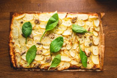 Sağlıklı ıspanaklı vejetaryen patates pizza.