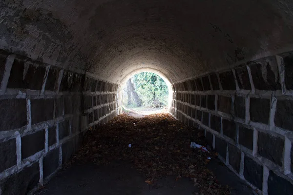 Túnel com luz no final, há esperança no final, túnel de parede de pedra. escuro no início — Fotografia de Stock