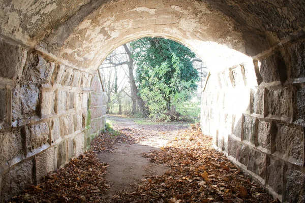 Tunel se světlem na konci, na konci je naděje, kamenný tunel. tmavé na začátku — Stock fotografie