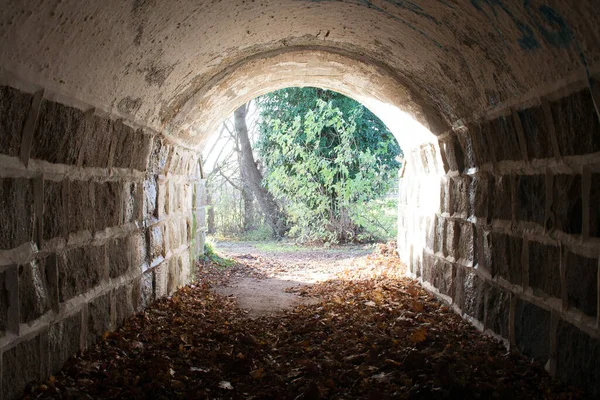 Tunel ze światłem na końcu, jest nadzieja na końcu, kamienny tunel ścienny. ciemność na początku Zdjęcia Stockowe bez tantiem