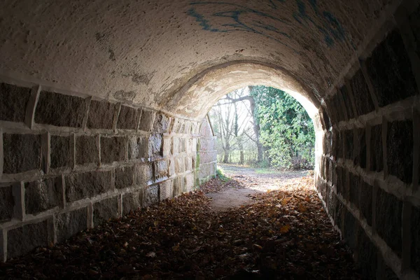 Tunel se světlem na konci, na konci je naděje, kamenný tunel. tmavé na začátku Stock Obrázky