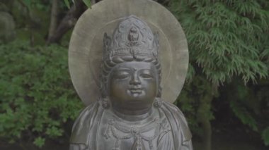 Japonya 'da bir parkta duran heykel