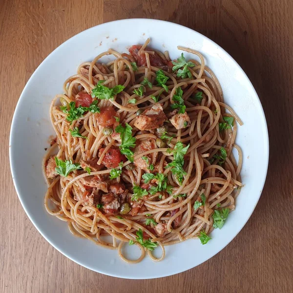 Pasta Schotel Kip Met Tomatensaus Peterselie Een Witte Kom Een Rechtenvrije Stockfoto's