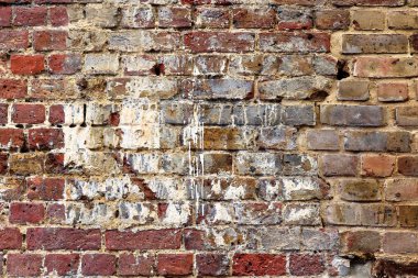 Yaş ve yıpranmış kırmızı tuğla duvar dokusunu yüksek çözünürlükte kapat