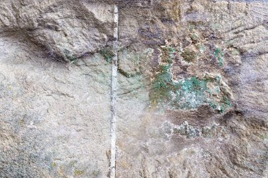 Yüksek çözünürlükte çatlaklar ile yaşlı ve yıpranmış beton duvarlar ayrıntılı yakın görünümü