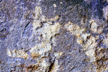 Tarihi binalardaki eskimiş ve yıpranmış beton duvarların detaylı görüntüsü