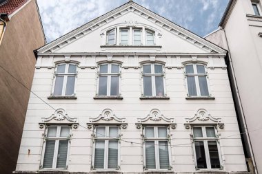 Kuzey Almanya 'daki Flensburg' daki tarihi binaların güzel cepheleri