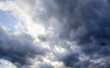 Avrupa üzerindeki fırtınadan hemen önce sersemletici kara bulutlar ve bulut oluşumları