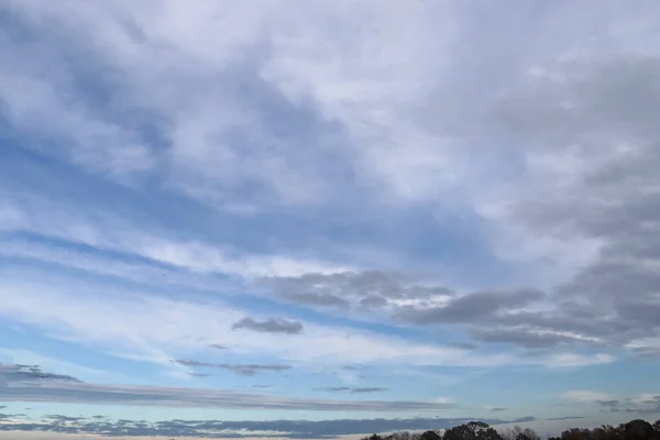 Schöne Weiße Und Graue Wolken Und Wolkenformationen Tiefblauen Himmel — Stockfoto