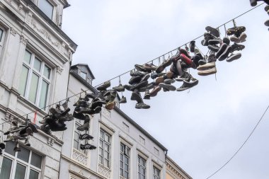 Flensburg, Almanya - 14 Kasım 2019: Almanya 'nın en kuzeyindeki Flensburg kasabasındaki eski evlerin arasında asılı ayakkabılar