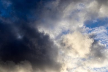 Gökyüzünde oluşan fırtınadan hemen önce güzel kara bulutlar