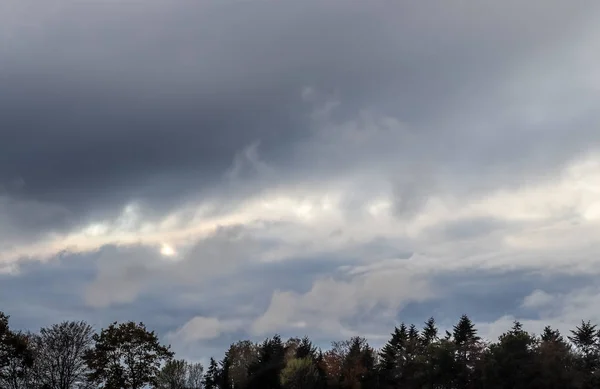 Όμορφα Μαύρα Σύννεφα Ακριβώς Πριν Από Μια Καταιγίδα Που Σχηματίζεται — Φωτογραφία Αρχείου