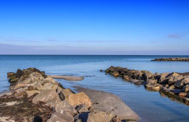 Kuzey Almanya 'da güneşli bir günde Baltık Denizi' nin kumlu sahillerinde güzel bir manzara.