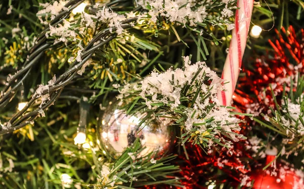 Rode Kerst Decoratie Bij Een Groene Pijnboom — Stockfoto