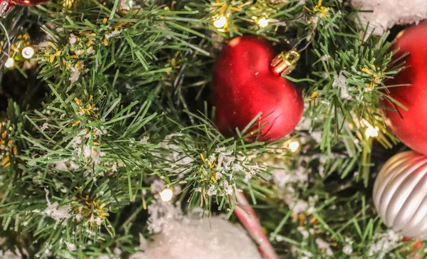 Rode Kerst Decoratie Bij Een Groene Pijnboom — Stockfoto