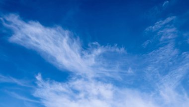 Derin mavi gökyüzünde güzel cirrus bulut oluşumları