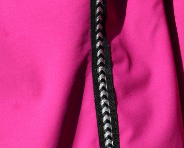 Kumaş pazarında bulunan kumaş ve kumaş dokularına renkli bir yakın plan görünümü