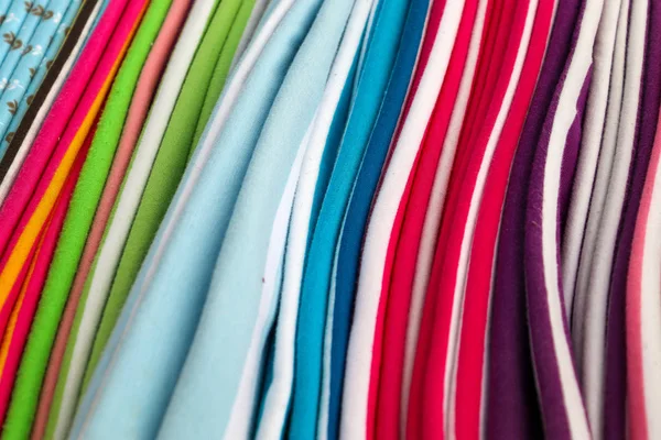 Szczegółowy Widok Bliska Stosy Składanych Tkanin Tekstyliach — Zdjęcie stockowe