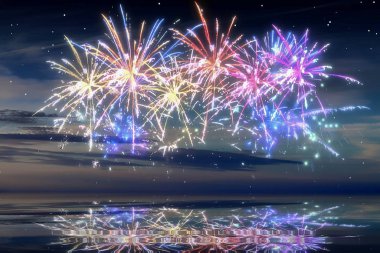 Gökyüzünde güzel, mutlu yeni yıl havai fişekleri suyla yansıyor.