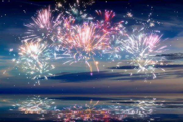 Schöne Glückliche Neue Jahr Feuerwerk Himmel Mit Reflexionen Auf Dem — Stockfoto