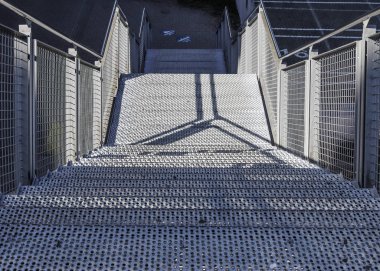 Kiel limanında farklı basamaklar ve merdivenler bulundu