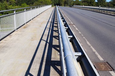 Caddelerin ve yolların Ashpalt 'ında farklı tabelalar ve işaretler