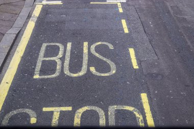 Caddelerin ve yolların Ashpalt 'ında farklı tabelalar ve işaretler