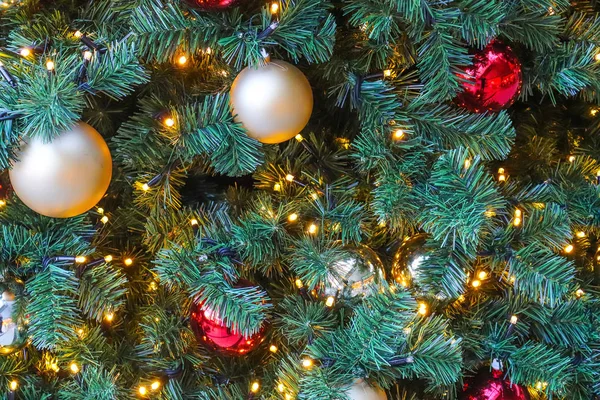Çam ağaçlarında güzel Noel süslemeleri