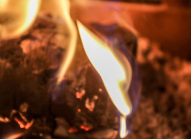 Güzel, yumuşak, sıcak şöminenin yakın çekimi.