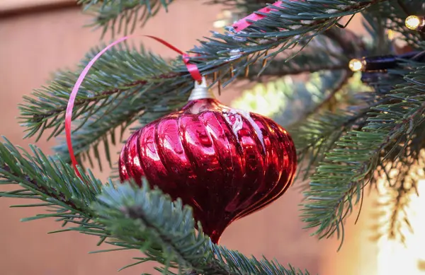 Vacker Röd Och Gyllene Jul Dekoration Grön Tall — Stockfoto