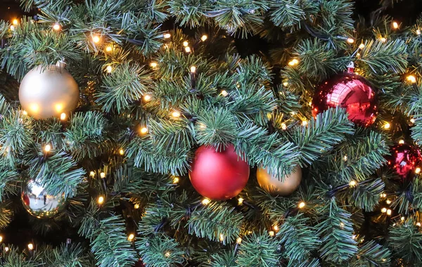 Mooie Rode Gouden Kerstversiering Een Groene Dennenboom — Stockfoto