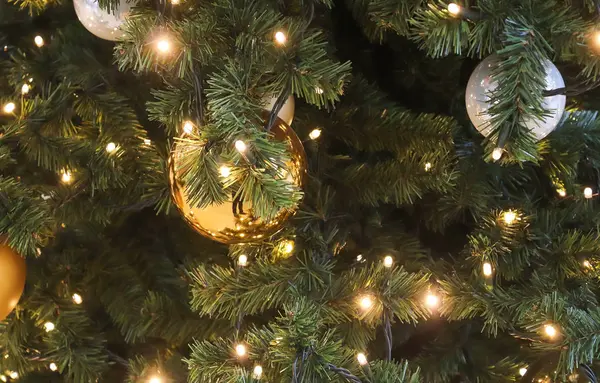 Mooie Rode Gouden Kerstversiering Een Groene Dennenboom — Stockfoto