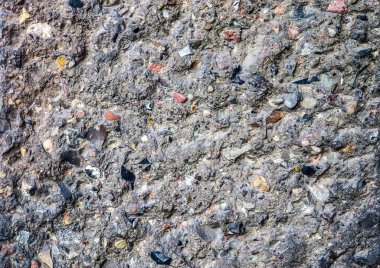 Yaş ve yıpranmış beton duvarların detaylı yakın görüntüsü.