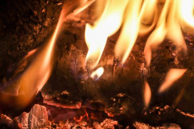 Güzel kırmızı ve turuncu şöminede yanan ateş.