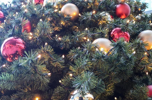 緑の松の枝で美しくカラフルなクリスマスの装飾 — ストック写真