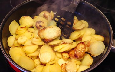 Yemek pişirirken kızarmış patatesi yakından izle.