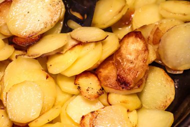 Yemek pişirirken kızarmış patatesi yakından izle.