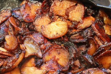 Yemek pişirirken kızarmış patatesi yakından izle.