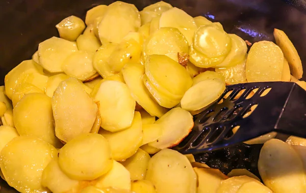 Vista Perto Batatas Fritas Durante Culinária — Fotografia de Stock