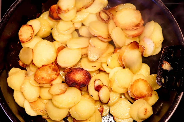 Vista Perto Batatas Fritas Durante Culinária — Fotografia de Stock