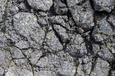 Kuzey Avrupa 'daki yollarda yaşlılık ve çatlamış asfalt hakkında ayrıntılı görüş