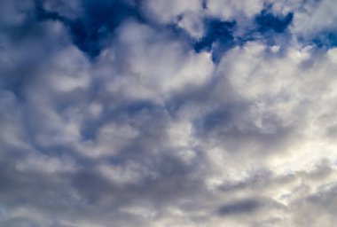 Kuzey Avrupa 'daki derin mavi gökyüzünde karışık bulutların oluşumları