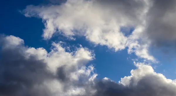 Formações Detalhadas Nuvens Mistas Céu Azul Profundo Disparado Norte Europa — Fotografia de Stock