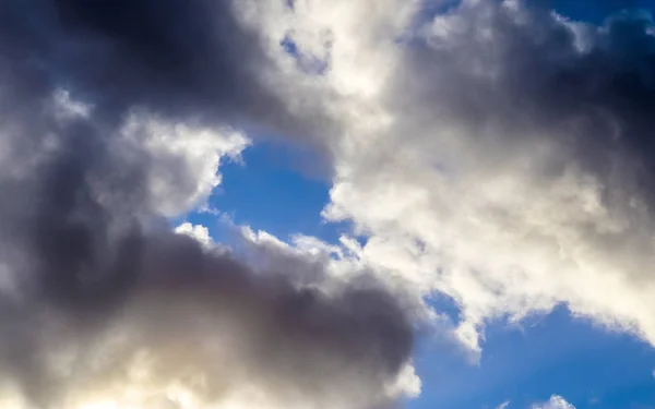 Formações Detalhadas Nuvens Mistas Céu Azul Profundo Disparado Norte Europa — Fotografia de Stock