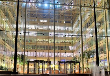 Londra, Birleşik Krallık - 11 Aralık 2019: Londra sokaklarında gece manzarası