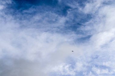 Sonbahar gökyüzünde güzel beyaz ve turuncu bulut oluşumları