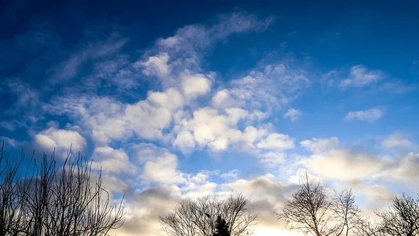 Hermosas Cálidas Nubes Anaranjadas Puesta Sol Cielo Azul Profundo — Foto de Stock