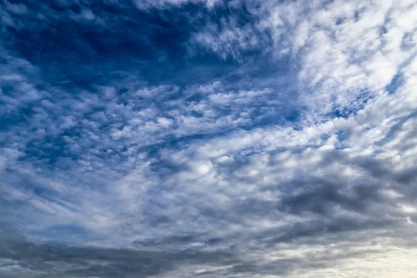 Schöne Und Warme Orangefarbene Wolken Bei Sonnenuntergang Tiefblauen Himmel — Stockfoto