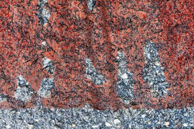 Endüstriyel bir ortamda bulunan eski ve yıpranmış paslı duvarların yüksek çözünürlüklü görüntüsü